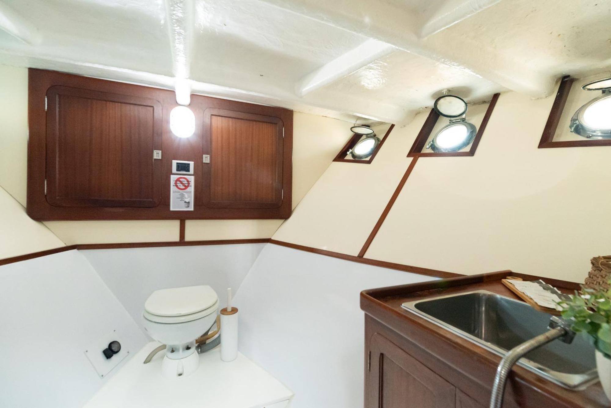 Impresionante Patrullera Recien Reformada Hotel en barco Vigo